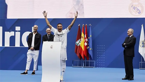 Simone Inzaghi celebrating with his Inter Milan players after beating Barcelona.